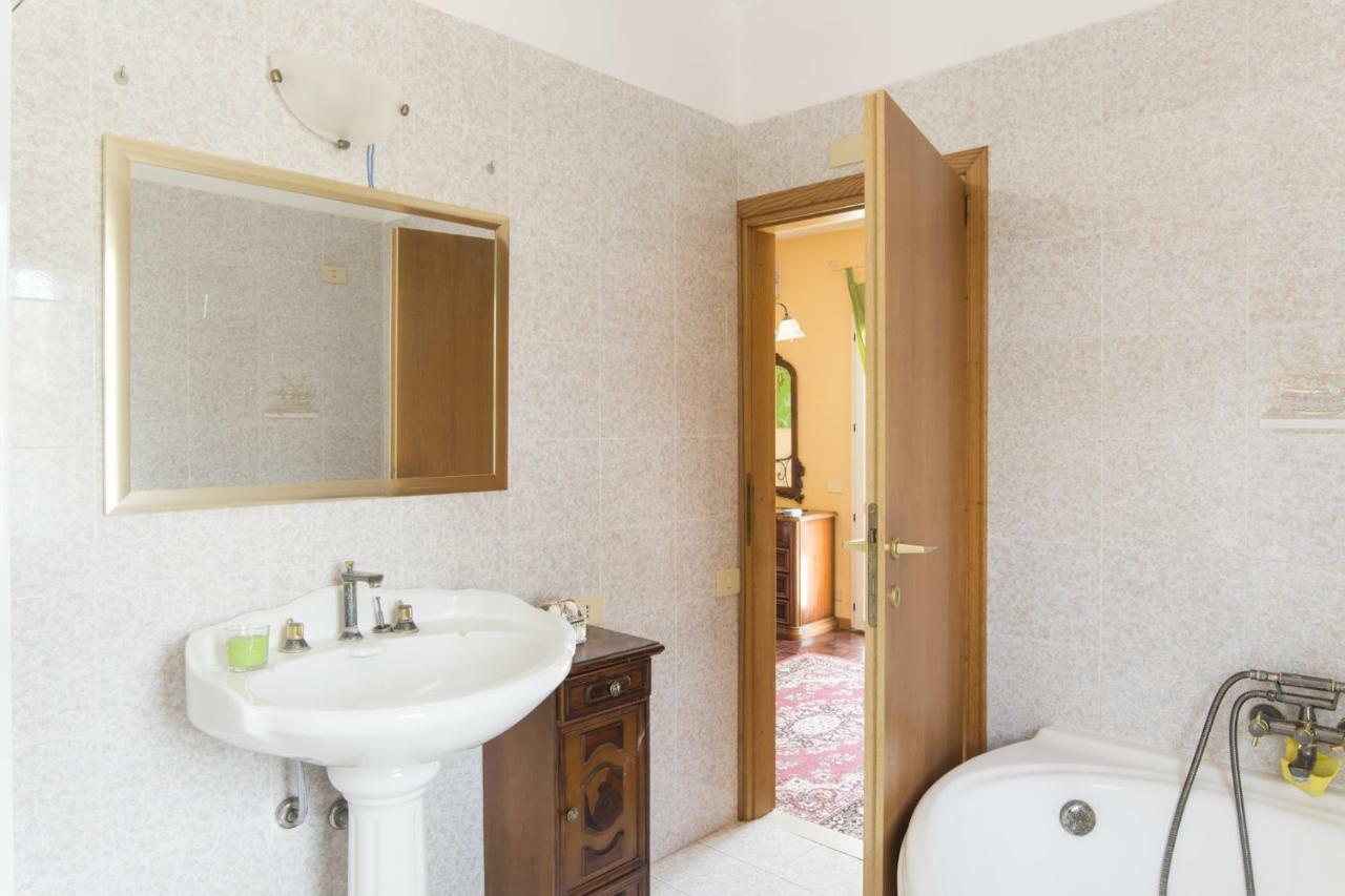 Vacationers Refuge Bed and Breakfast Anzio Exteriör bild