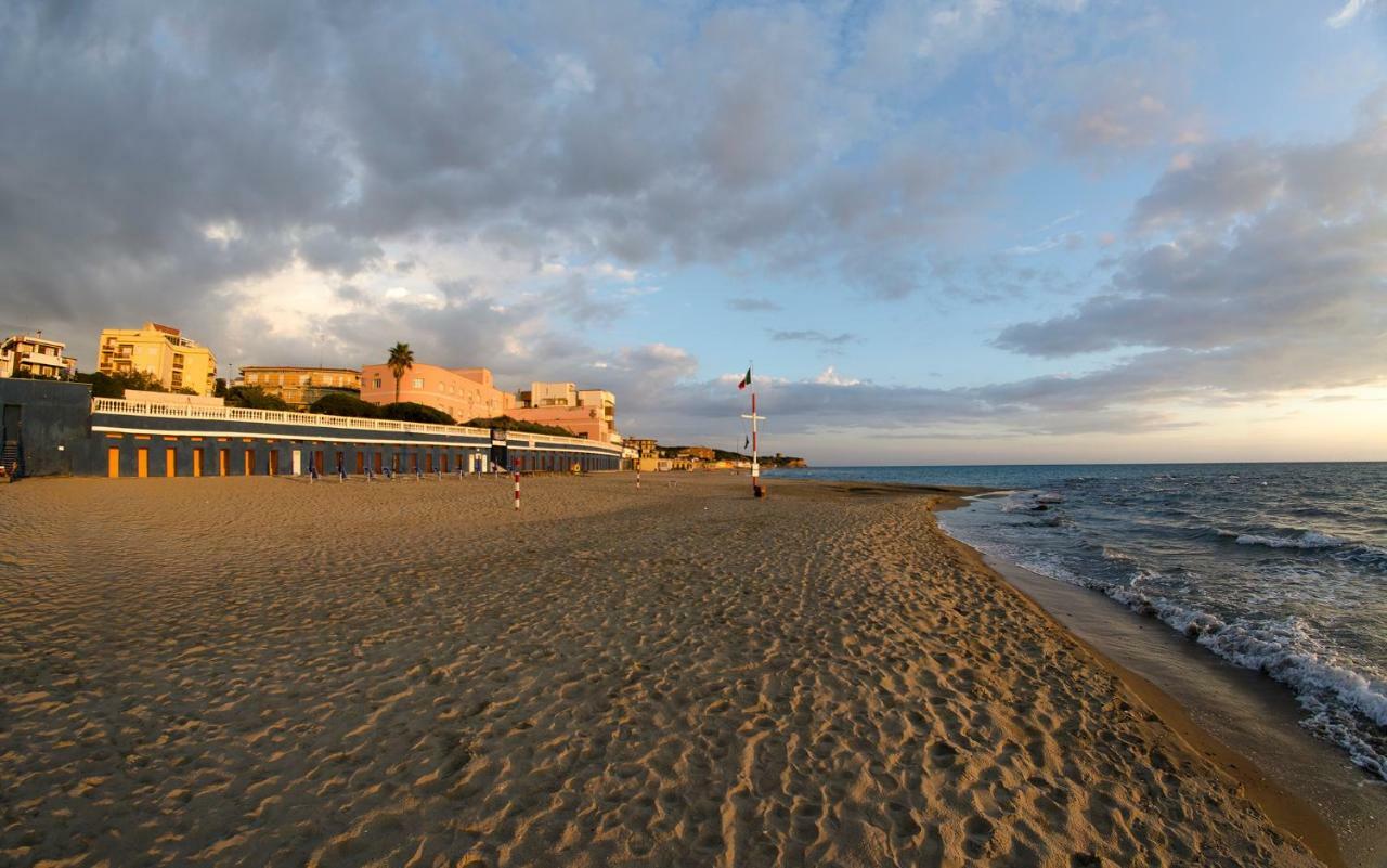 Vacationers Refuge Bed and Breakfast Anzio Exteriör bild